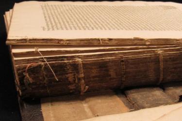 photograph of the spine and first page of la cosmography vniuerselle d'André theuet, a book printed in Paris in 1575